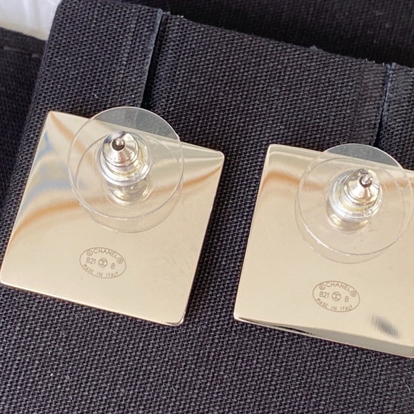 2021B CHANEL YELLOW RUNWAY SQUARE EARRINGS! - Picture 11 of 13